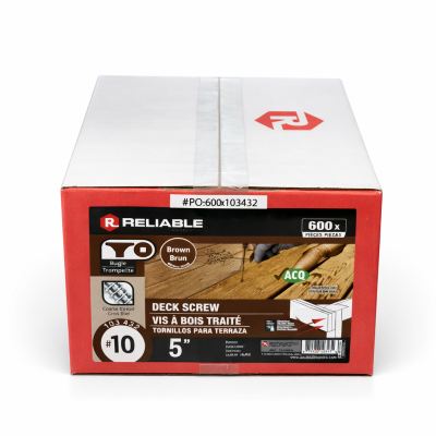 Vis à bois traité brun no 10 5" en caisse sur fond blanc avec mise au point sur la tête et le filetage