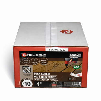 Vis à bois traité brun no 10 4" en caisse sur fond blanc avec mise au point sur la tête et le filetage