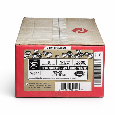 Vis à bois traité brun no 8 1.1/2" en caisse sur fond blanc avec mise au point sur la tête et le filetage