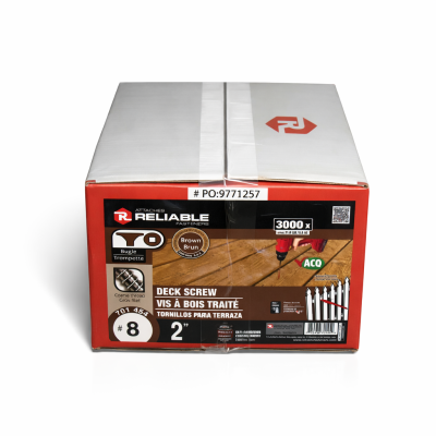 Vis à bois traité brun no 8 2" en caisse sur fond blanc avec mise au point sur la tête et le filetage