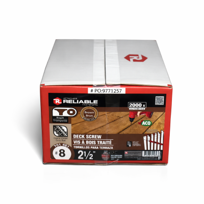 Vis à bois traité brun no 8 2.1/2" en caisse sur fond blanc avec mise au point sur la tête et le filetage