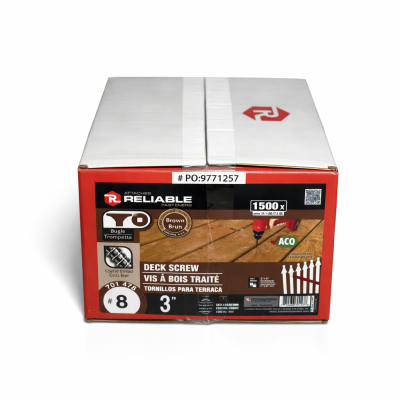 Vis à bois traité brun no 8 3" en caisse sur fond blanc avec mise au point sur la tête et le filetage