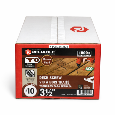 Vis à bois traité brun no 10 3.1/2" en caisse sur fond blanc avec mise au point sur la tête et le filetage