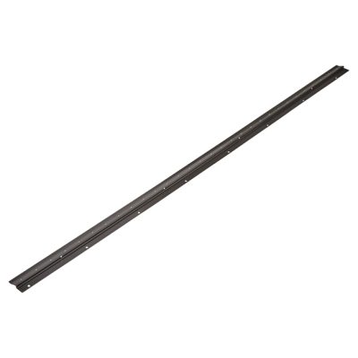 Bande de fixation pour patio Pylex 45 po en acier noir sur fond blanc avec mise au point sur détails perforés.