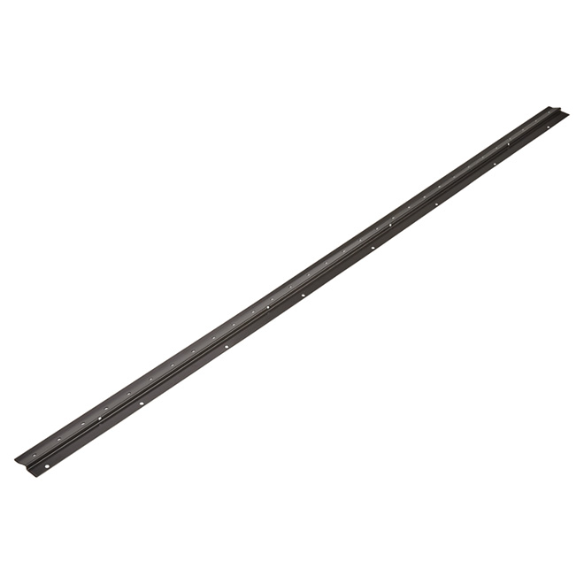 Bande de fixation pour patio Pylex 45 po en acier noir sur fond blanc avec mise au point sur détails perforés.