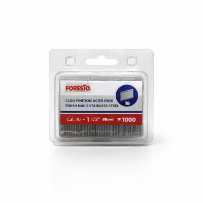 Clou à finition acier inox calibre 16 1 1/2" sur fond neutre avec mise au point sur la surface inoxydable