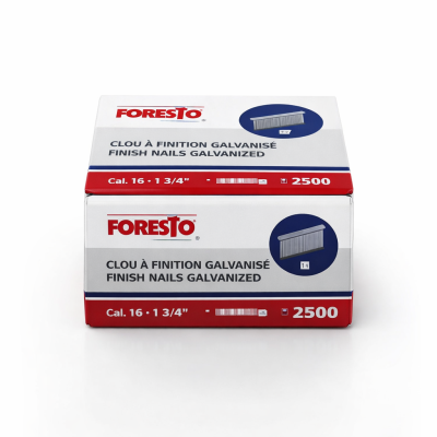 Clou à finition galvanisé calibre 16 1 3/4" photographié sur fond neutre avec mise au point sur la robustesse du clou