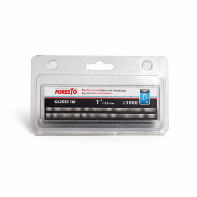 Agrafe acier inox calibre 18 1/4" x 1" sur fond neutre avec mise au point sur la finition inoxydable