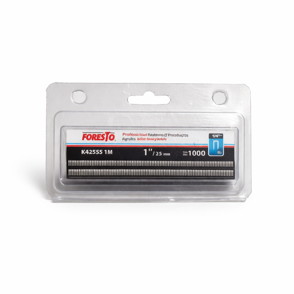 Agrafe acier inox calibre 18 1/4" x 1" sur fond neutre avec mise au point sur la finition inoxydable