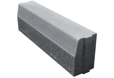 Bordure arasée B1 béton gris 8 po haute et 4 pi longue sur fond clair, profil bas et finition lisse