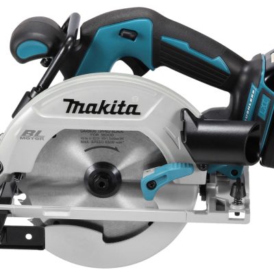 Scie circulaire Makita DHS680Z 18V LXT 6 1⁄2 " sur fond blanc avec lame visible