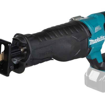 Makita DJR187Z scie alternative brushless 18V LXT sur fond blanc avec lame visible