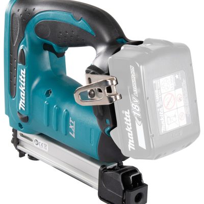 Agrafeuse sans fil Makita DST221Z sur fond clair, zoom sur la fenêtre de magasin et poignée Soft Grip