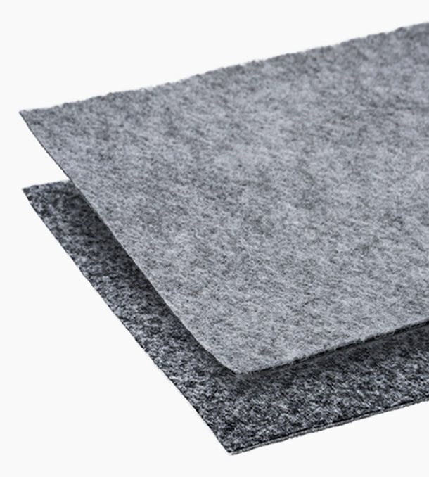 Membrane géotextile Soleno TX70 photographiée sur fond blanc, gros plan sur la texture non tissée