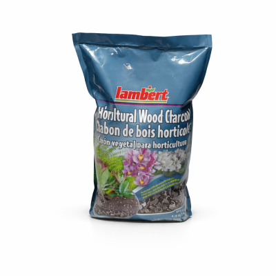 Charbon de bois horticole 4,4 L photographié sur fond neutre avec mise au point sur les granules et le sac