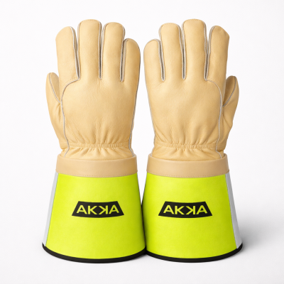 Gant monteur de ligne en cuir de vache grandeur 9 L avec coutures exterieures en Kevlar photographie sur fond neutre avec mise au point sur la texture du cuir