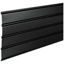 Soffit ventilé Kaycan 4 planches 16" x 12' noir photographié sur fond neutre avec mise au point sur les perforations et la finition lisse