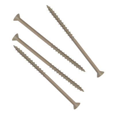 Vis à bois traité brun no 10 5" en caisse sur fond blanc avec mise au point sur la tête et le filetage