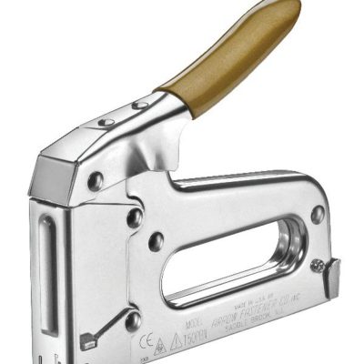 Agrafeuse Arrow T50 sur fond blanc, zoom sur le levier, la fenêtre témoin et la finition chrome