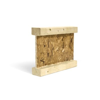 Poutrelle en I MAX‑CORE IB400 2½ po x 16 po x 22 pi photographiée sur fond neutre avec mise au point sur la section transversale et semelles bois