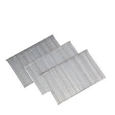 Clou à finition acier inox calibre 16 2 1/2" photographié sur fond neutre avec mise au point sur la tête et la longueur du clou