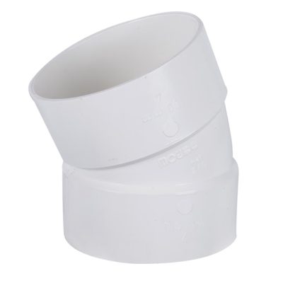 Coude PVC 22,5° BNQ 4 po 040964 sur fond neutre avec vue angle