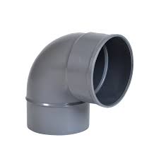 Coude PVC 90 degrés SDR 10 po sur fond blanc mise au point sur angle et emboîture