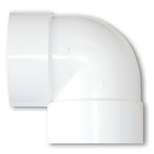 IPEX 043214 coude PVC 90 degrés SDR 4 po sur fond blanc mise au point sur l’emboîture