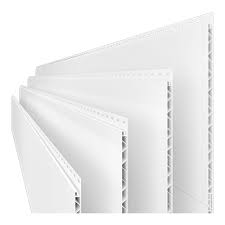 Panneau Fle Trusscore 16" x 8' Blanc PVC sur fond blanc, vue en perspective et détails des rainures