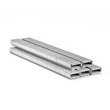 Agrafe acier inox Cal 18 1/4" x 1 1/4" paquet de 1000 pièces sur fond clair, détails de la forme visibles.