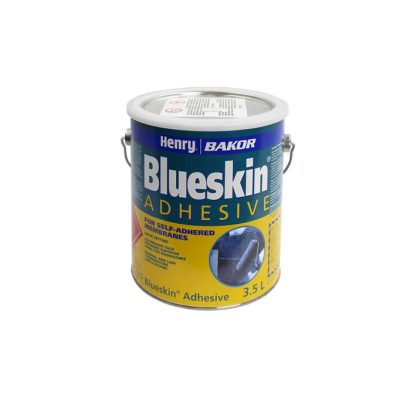 BAKOR Blueskin BK101658 apprêt adhésif 3,5 L sur fond neutre avec mise au point sur l’étiquette et la texture.