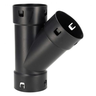 Raccord Té SFM 18″ Uni 450 mm PEHD sur fond blanc, mise au point sur la jonction triple du raccord.