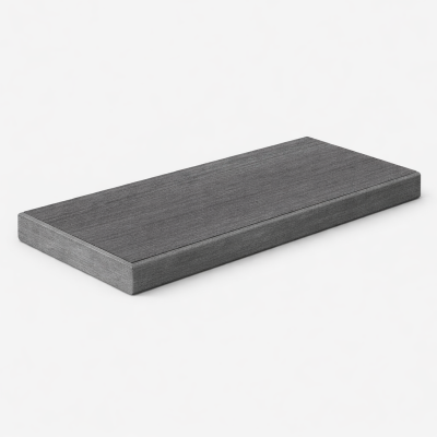 Planche composite TimberTech 1 po 6 po 20 pi gris maritime photographiee sur fond neutre avec mise au point sur la texture