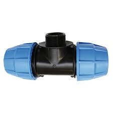 Raccord Té SFM 4″ Uni avec cloches PEHD sur fond blanc, mise au point sur les trois embouts cloche.