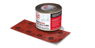 Ruban pour solin Tuck Tape 4" x 75' photographié sur fond neutre avec mise au point sur la largeur et la longueur du rouleau