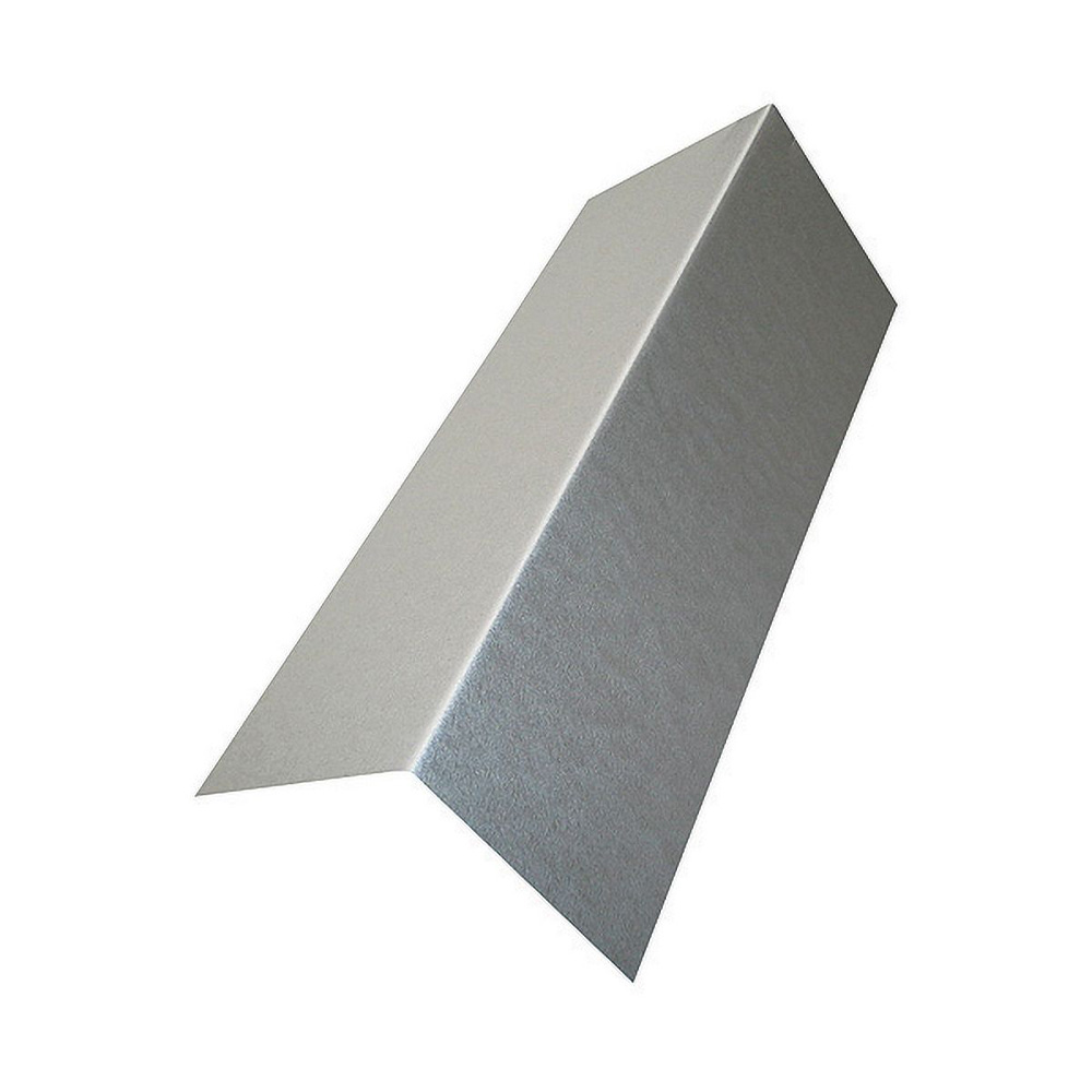 Noue acier galvanisé 90* 6" x 6" x 8' photographiée sur fond neutre avec mise au point sur l’angle et la finition