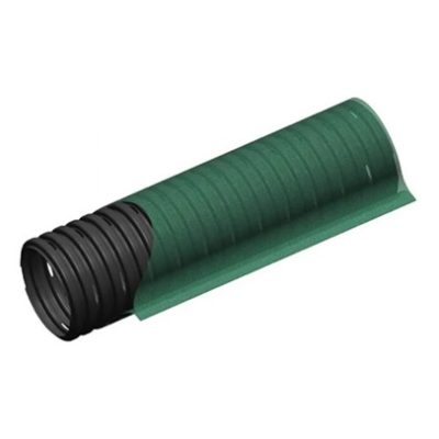 Drain Méga 3 4 po x 30 m perforé et enrobé vert PEHD sur fond blanc, mise au point sur la gaine filtrante.