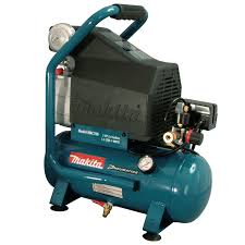 Compresseur d’air Makita MAC700 2 HP 2.6 gal sur fond neutre, vue large