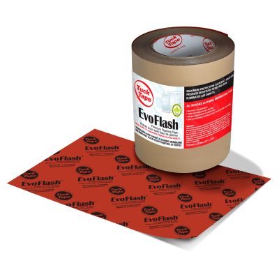 Ruban pour solin Tuck Tape 6" x 75' photographié sur fond neutre avec mise au point sur la largeur et la longueur du rouleau