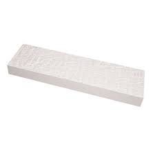 Moulure Maibec 5/4 x 8 blanc bois véritable sur fond neutre, vue du profil et des bords