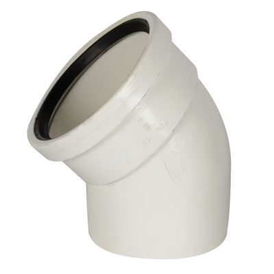 IPEX 043506 coude PVC 45 degrés 6 po SDR sur fond blanc mise au point sur raccord étanche