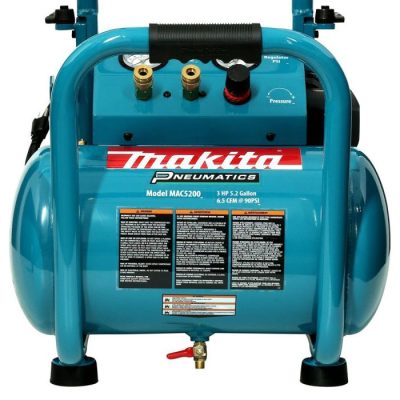 Compresseur d’air Makita MAC5200 3 HP 5.2 gal sur fond neutre, vue large