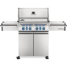 Barbecue Napoléon Prestige PRO 500 en acier inoxydable sur patio, avec grilles WAVEᴹᴰ et zone infrarouge latérale