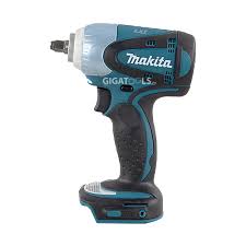 Makita DTW253Z boulonneuse sans fil 18 V 3 8" sur fond de chantier avec mise au point sur la fixation