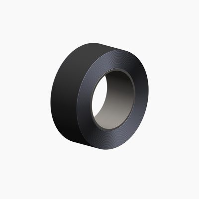 Ruban extensible noir 2″ x 108′ PVC sur fond blanc avec mise au point sur la largeur et longueur du rouleau
