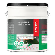 Résisto apprêt extérieur 18,9 L vert sur fond neutre mise au point sur le contenant et la texture liquide.