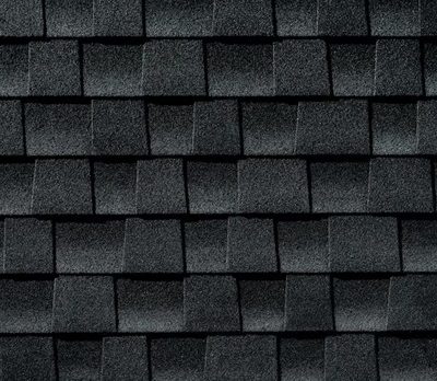 Bardeau GAF Timberline HDZ ardoise photographié sur toiture avec mise au point sur la texture architecturale.