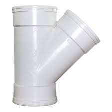 Raccord Y SDR 6" PVC sur fond blanc, mise au point sur le raccord et détails techniques