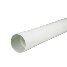 Tuyau égout SDR 28 Blanc 5" x 4M PVC 042115 sur fond blanc, mise au point sur le tuyau et détails techniques