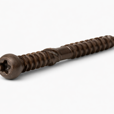 Vis à composite brun 2.1/2" en boîte sur fond blanc avec mise au point sur la tête et le filetage